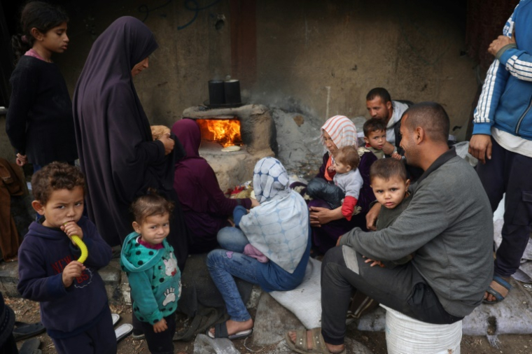 Des déplacés palestiniens dans leur abri à Deir el-Balah, dans le centre de la bande de Gaza, le 16 janvier 2025 ( AFP / Eyad BABA )