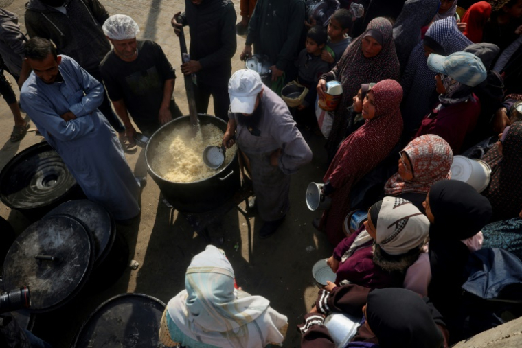 Distribution d'aide humanitaire à Deir el-Balah, dans le centre de la bande de Gaza, le 16 janvier 2025 ( AFP / Eyad BABA )