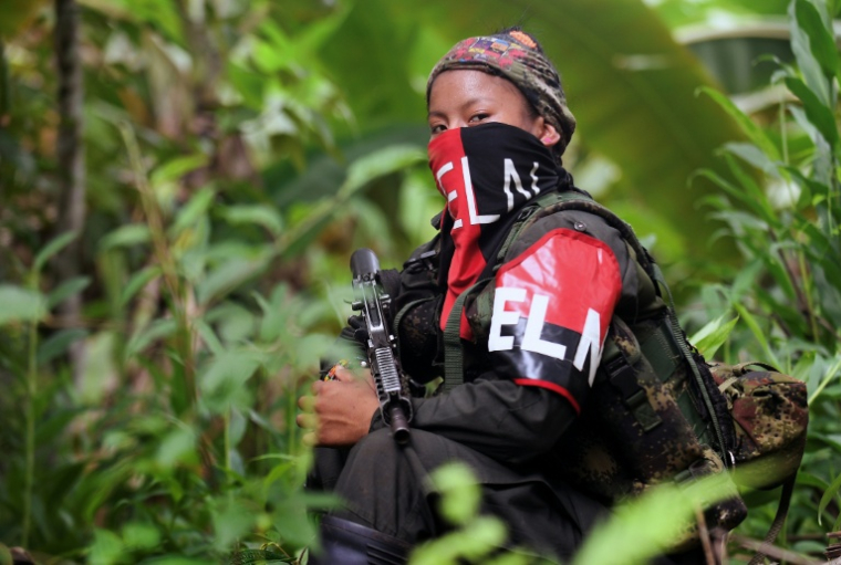 Un membre de l'Armée de libération nationale (ELN) près de la rivière Baudo, dans le département du Choco, en Colombie, le 26 octobre 2023. ( AFP / Daniel Munoz )