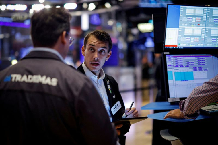 Des traders travaillent sur le parquet du New York Stock Exchange