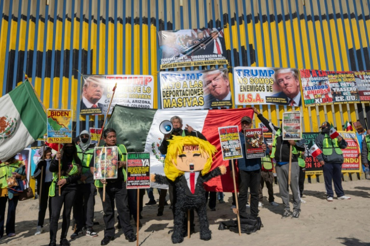 Des manifestants protestent contre la politique migratoire de Donald Trump, devant le mur frontalier entre les Etats-Unis et le Mexique, à Playas de Tijuana, le 19 janvier 2025 ( AFP / Guillermo Arias )