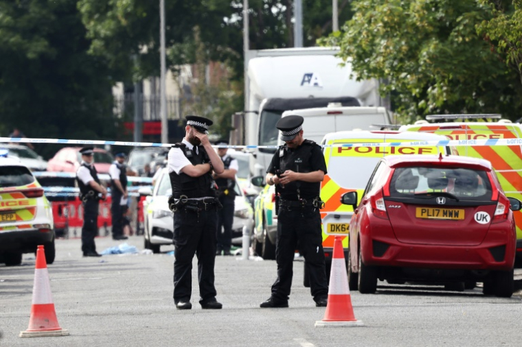 Des policiers montent la garde sur Hart Street à Southport, dans le nord-ouest de l'Angleterre, le 29 juillet 2024, après une attaque au couteau ( AFP / Darren Staples )