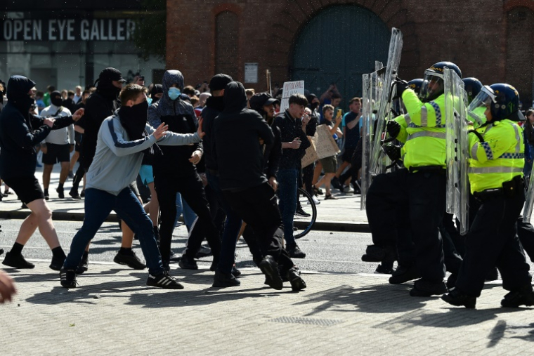 Heurts entre policiers et manifestants à Liverpool le 3 août 2024, lors de la manifestation "Enough is Enough" organisée après une attaque mortelle au couteau à Southport, le 29 juillet 2024 ( AFP / PETER POWELL )