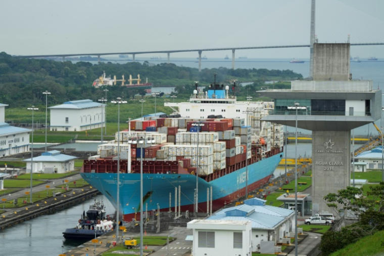 Le navire danois Lars Maersk franchit les écluses du canal de Panama à Colon, au Panama, le 28 décembre 2024. ( AFP / ARNULFO FRANCO )